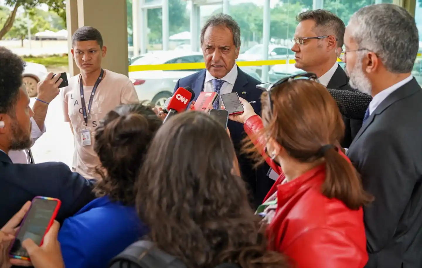 Desde Mar del Plata, Scioli repudió los "actos de violencia" en Brasil y confió en que "Lula restablecerá el orden"