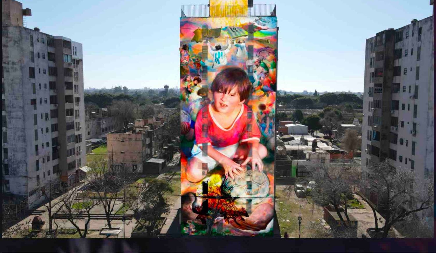 El imponente mural se levanta frente al club de la niñez de Lionel Messi.