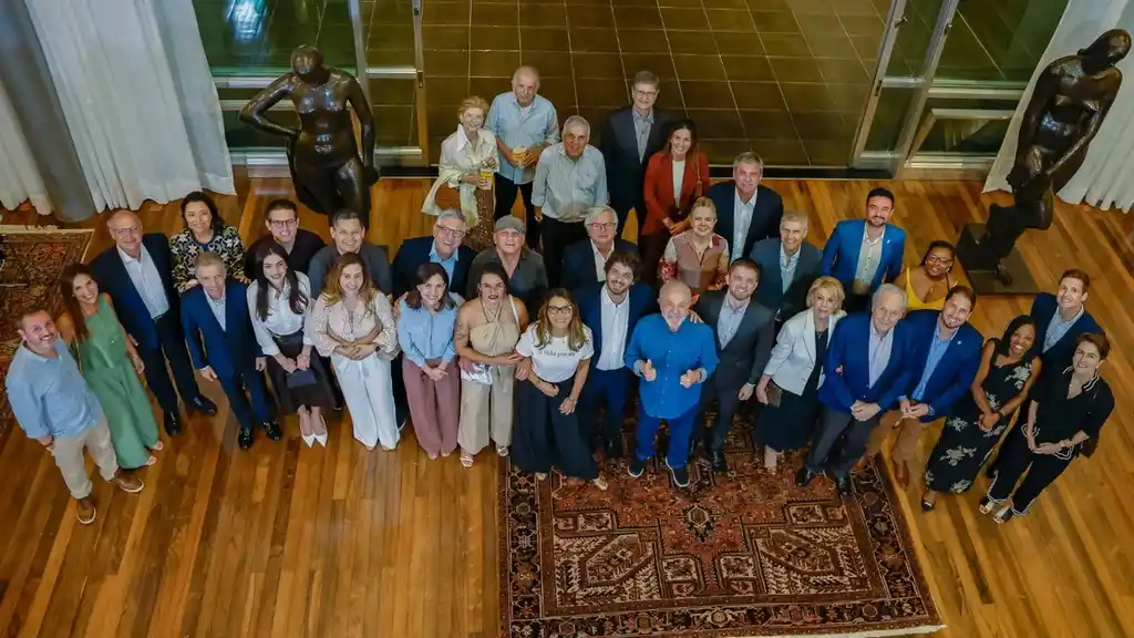 El elenco de "Ainda Estoy Aquí", antes de recibir el Oscar con el Presidente Lula