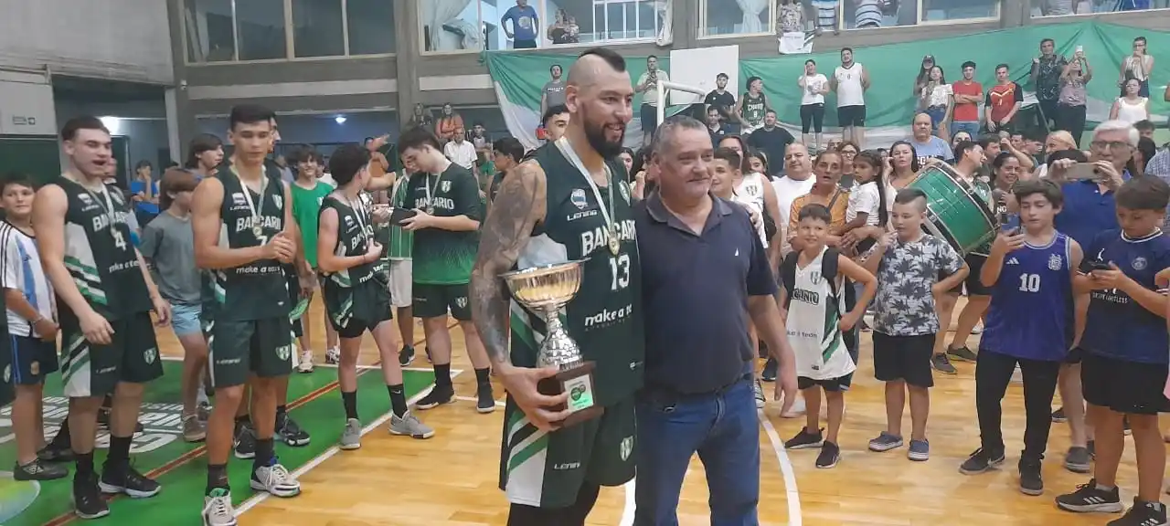 Leandro Geréz, el capitán del Club Centro Bancario Gualeguay con la copa de campeón del Prefederal.