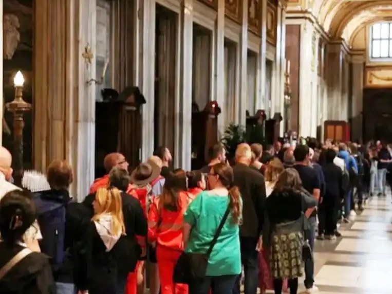 Adiós a Francisco: miles de fieles de todo el mundo visitan su sepulcro en Roma
