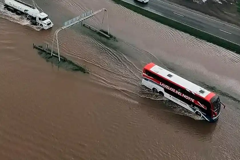 Anegamientos en rutas por tormentas fuertes: colectivos que partieron de Rosario quedaron varados