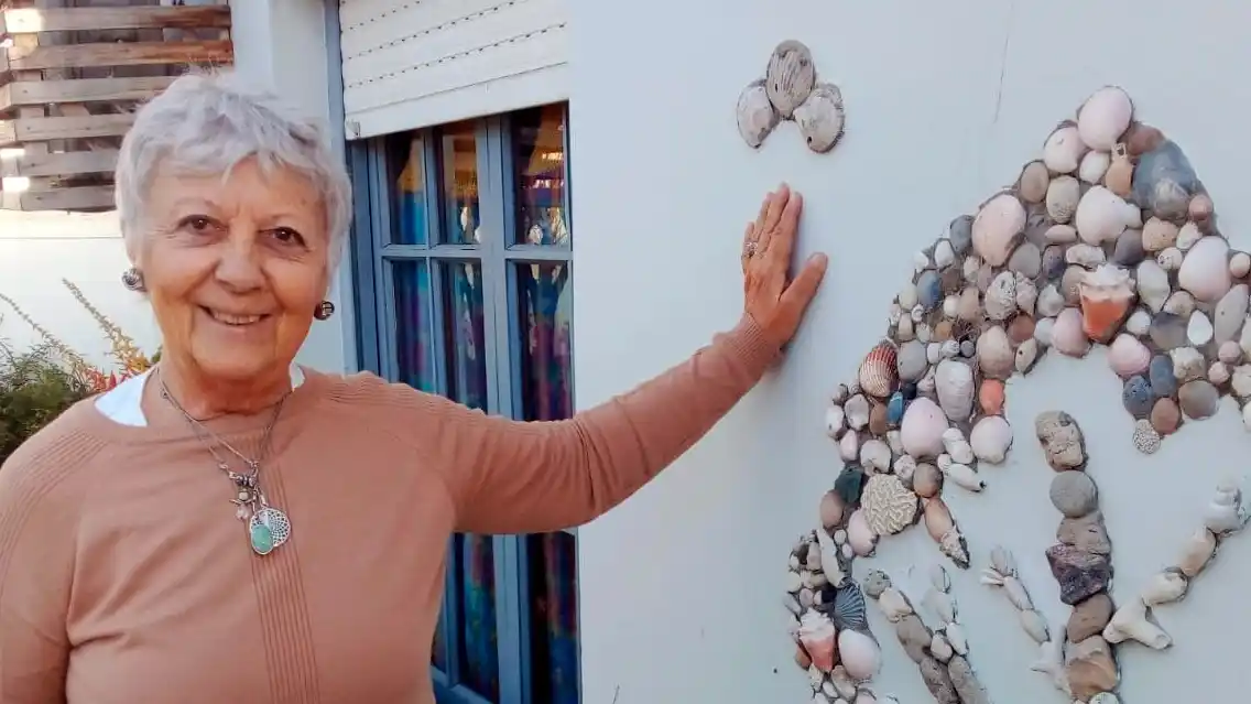 Junto al árbol familiar. Silvia Gramigna en el patio de su casa, donde disfruta de las flores