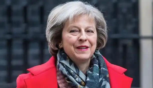 Theresa May instó a isleños a tener "buena relación con la Argentina"