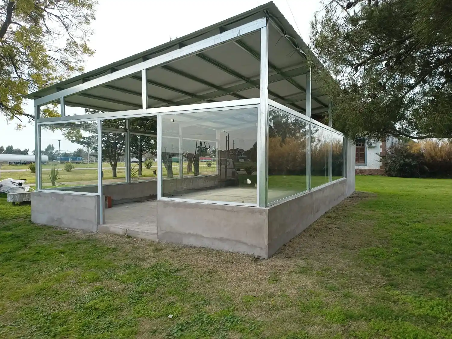 El salón tiene una dimensión de 12 por 6. Gran parte del exterior está vidriado, para poder exponer la balsa