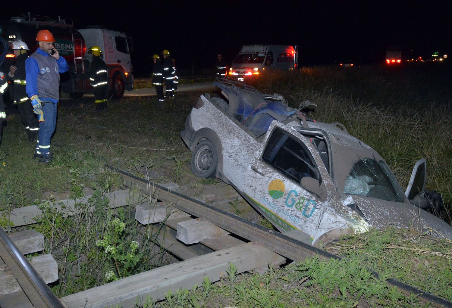 La Fiat Strada chocó la locomotora y terminó contra una alcantarilla.