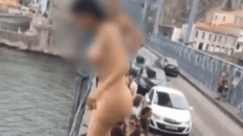 Se emborrachó, se desnudó y se tiró un clavado desde un puente: se salvó de milagro