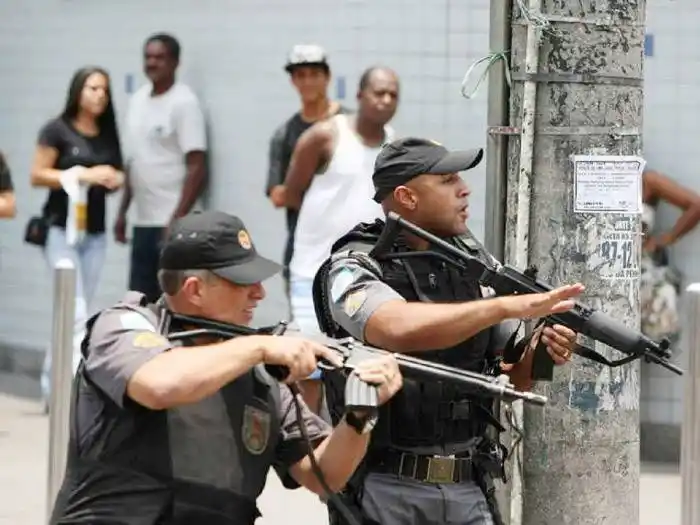 Brasil: narcos lanzan ataques incendiarios contra  14 ciudades, en el noreste