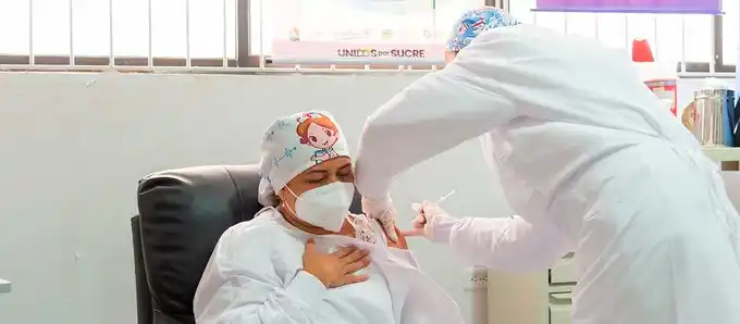 Vacunación en Colombia: enfermera primera en recibir dosis