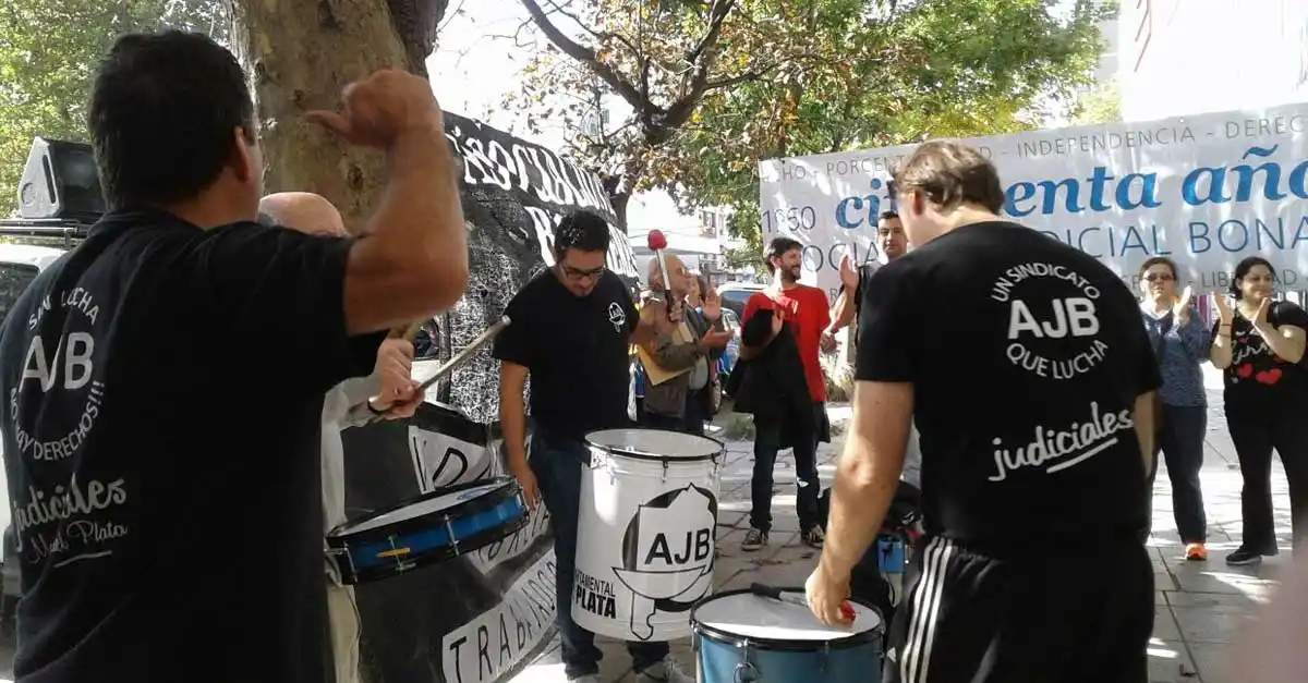 Judiciales mantienen una protesta frente al Ministerio de Trabajo