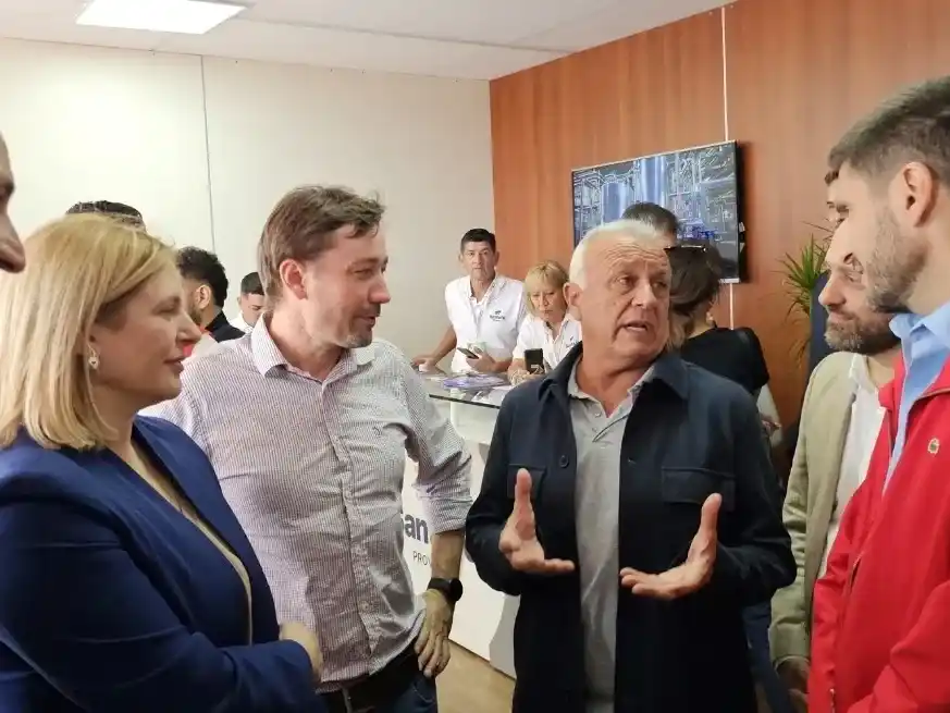 Miguel Del Sel (en la foto, junto a Gisela Scaglia y Maximiliano Pullaro en Expoagro del año pasado), invitado especial de la reunión aniversario del PRO. Crédito: Archivo El Litoral.