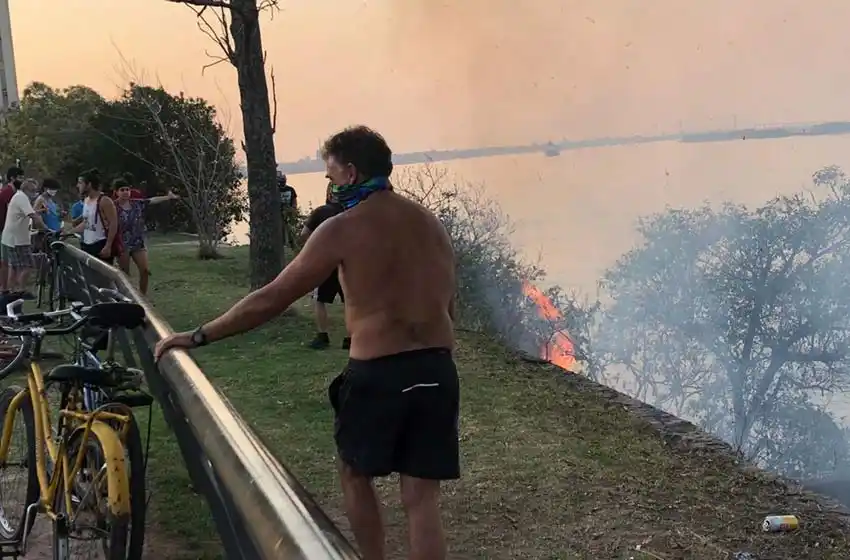 Fuego, ahora también la costanera rosarina: se registró un incendio en la zona de Río Mío