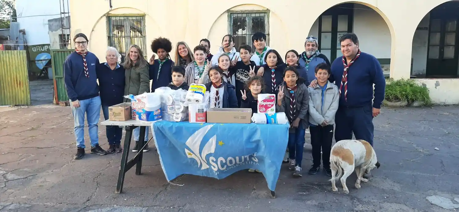 Donación de los grupos scout Santa Coloma y Klaromecó al CEC 801