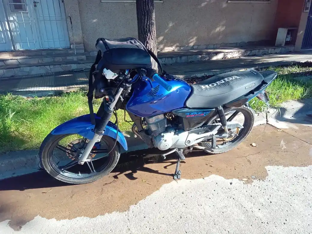 La moto de Kevin, luego de la colisión. Foto: BVVT