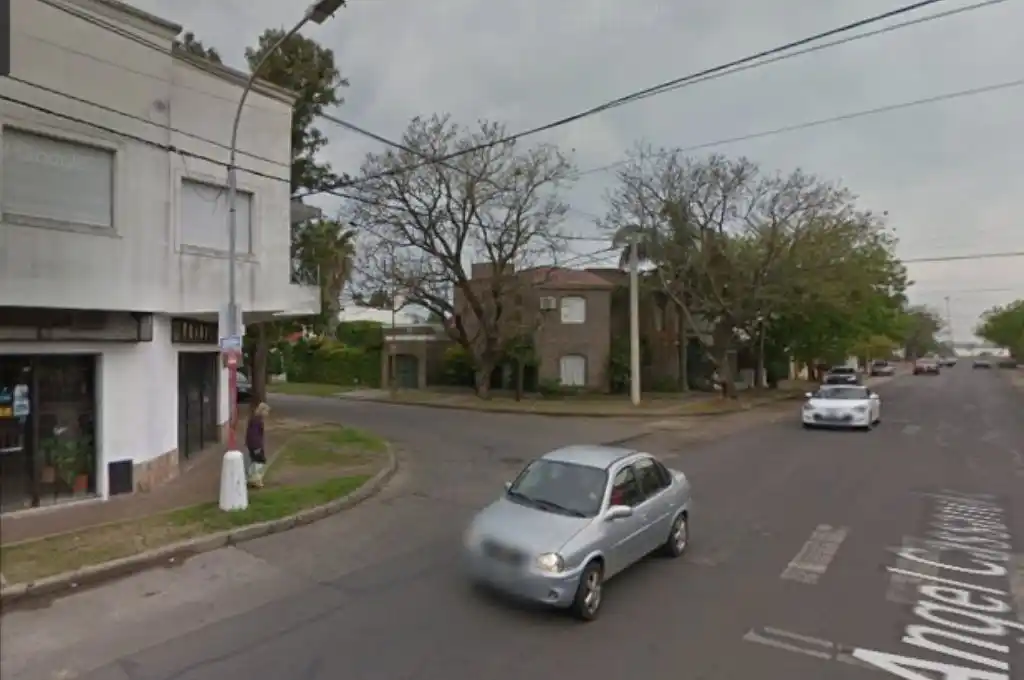 Rompieron el blindex y le robaron 20 camisas con un gancho