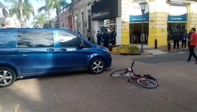 Chocaron a una mujer que iba en bicicleta en 25 de Mayo y Chacabuco