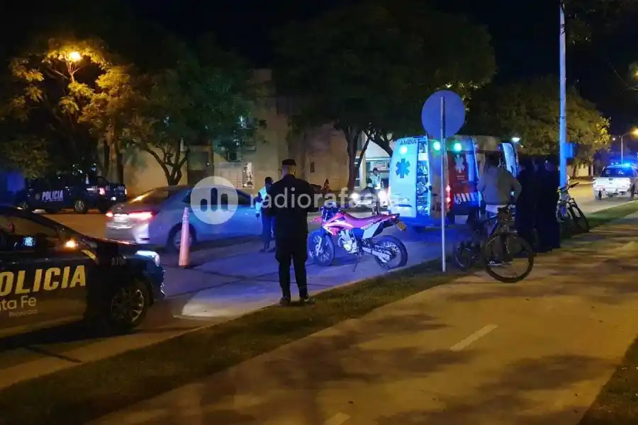 Un joven de 21 años terminó en el Hospital luego de un accidente entre una moto y una bici