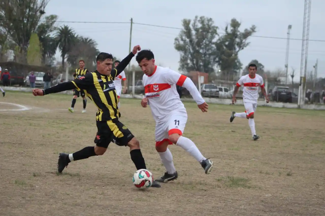 En acción Julián Patiño, jugador que puede ser clave en el esquema de Alfredo Baez para el clásico ante Urquiza. Acá en el choque futbolìstico ante JFU de Carbó. Los "Canarios" los pondrán en jaque a Barrio Norte ya que los dirigidos por el "Beto" García no se pueden dar el lujo de perder y los carboceños tienen chances matemáticas de ingresar al Repechaje si se dan algunos resultados.