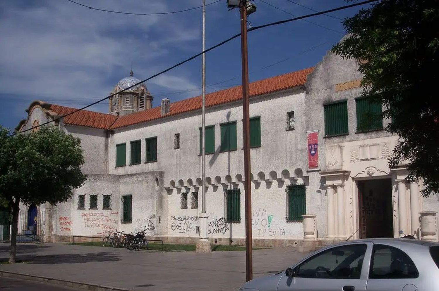 Personal policial cortó las calles aledañas a la Escuela Normal por la amenaza.