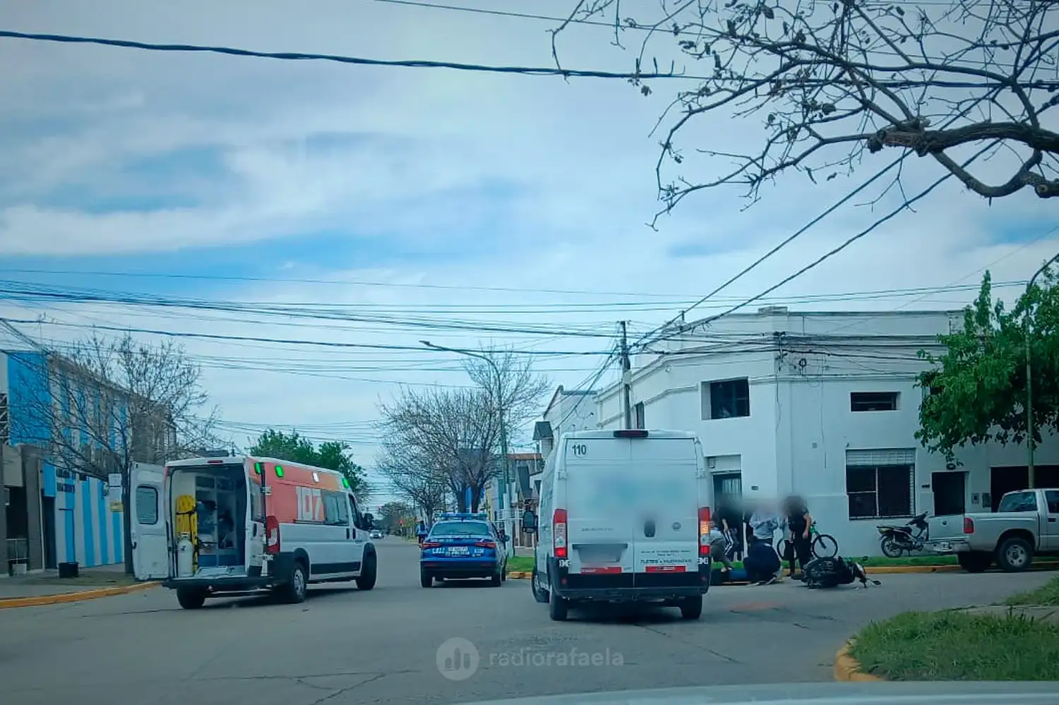 Fuerte choque en barrio Villa Rosas: tuvieron que trasladar hasta el Hospital "Dr. Jaime Ferré" a una motociclista