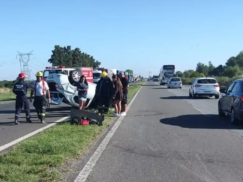 Ruta Nacional 12 : vuelco deja dos heridos en la Isla Talavera