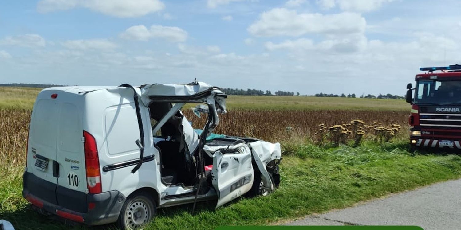 Destrozada. Terminó la parte delantera del furgón marca Renault que guiaba el vecino