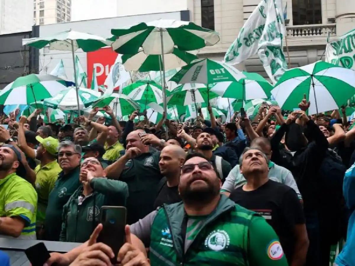 Camioneros acordó un aumento salarial de 107% y un bono de 100 mil pesos