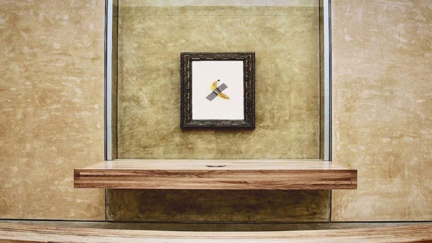 NUEVA YORK y el «arte» dan para TODO: vendieron por una millonada el «cambur pegado a la pared»