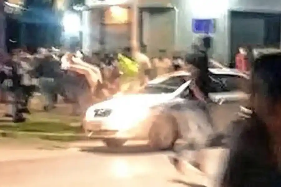Impactante video del momento que atropellan a una joven a la salida de un boliche en Timbúes