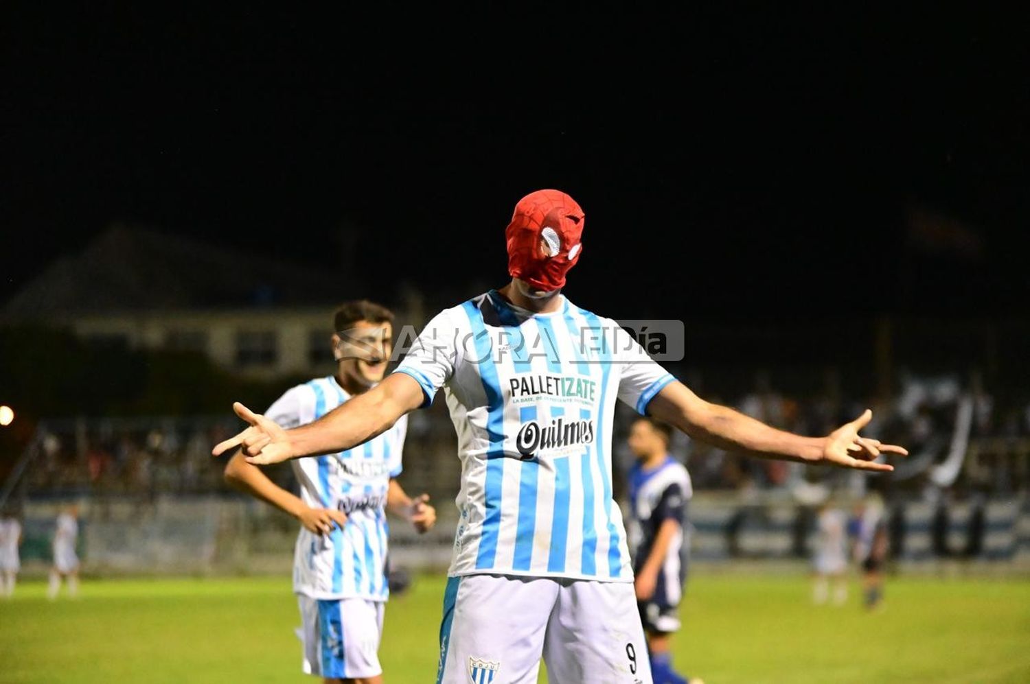 Jorge Detona metió producción en el festejo de su primer gol con la camiseta de Juventud Unida (Crédito: MR Fotografía).