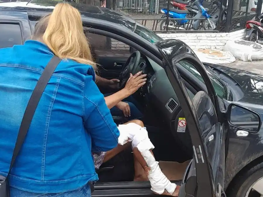 Una mujer llegó para curar las quemaduras que sufrió y tuvo que regresar sin asistencia. Foto: La Opinión.