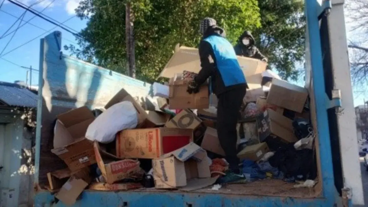 Operativo en la casa de un acumulador de basura: retiraron 10 camiones de residuos