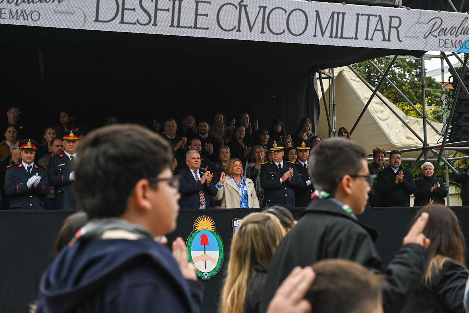 Arroyito desafió el clima y reunió a más de 5000 vecinos en su desfile patrio del 25 de Mayo