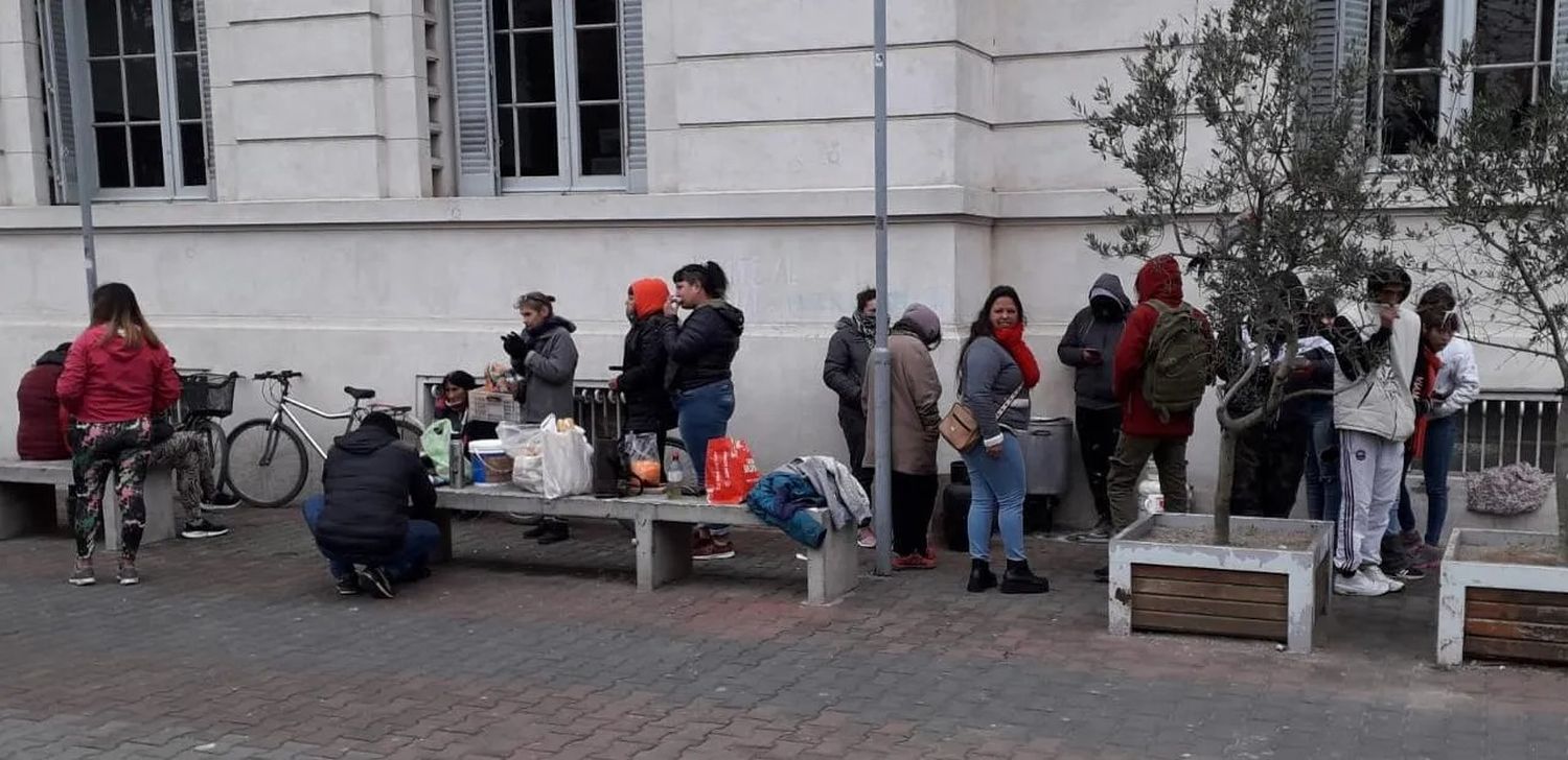 Familias que participaron de la toma de terrenos fueron recibidas por funcionarios municipales y preparan una protesta