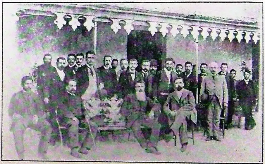 El doctor Leandro N. Alem, con un grupo de radicales reunidos en Rosario Tala con motivo de la convención para designar candidatos a la Gobernación y Vice de la provincia el 1º de marzo de 1894. El Estado de Entre Ríos. J. Barcón Olesa. 1912