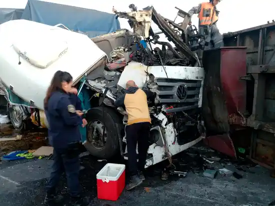 Choque y vuelco en la Ruta 9: dos camioneros fueron hospitalizados tras un fuerte accidente en Baradero