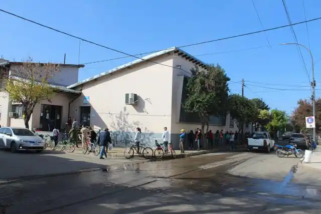 Filas en bancos y Correo por pago de haberse y asignaciones
