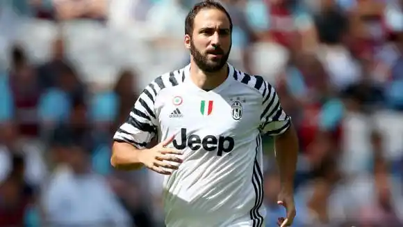 Higuaín: "Que digan que estoy gordo, así hago un gol cada partido"