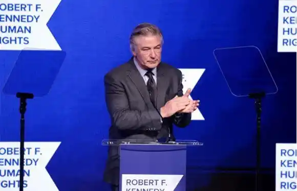 Alec Baldwin entregó su teléfono a la policía en el caso por tiro mortal en el set