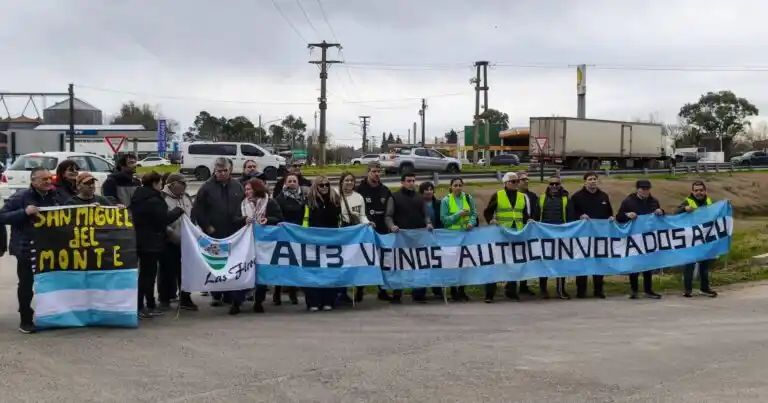 Tandilenses participaron del banderazo en Azul en reclamo por obras de infraestructura en la Ruta 3