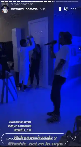 Chyno y su esposa celebran mientras Víctor Muñoz canta. Foto Instagram