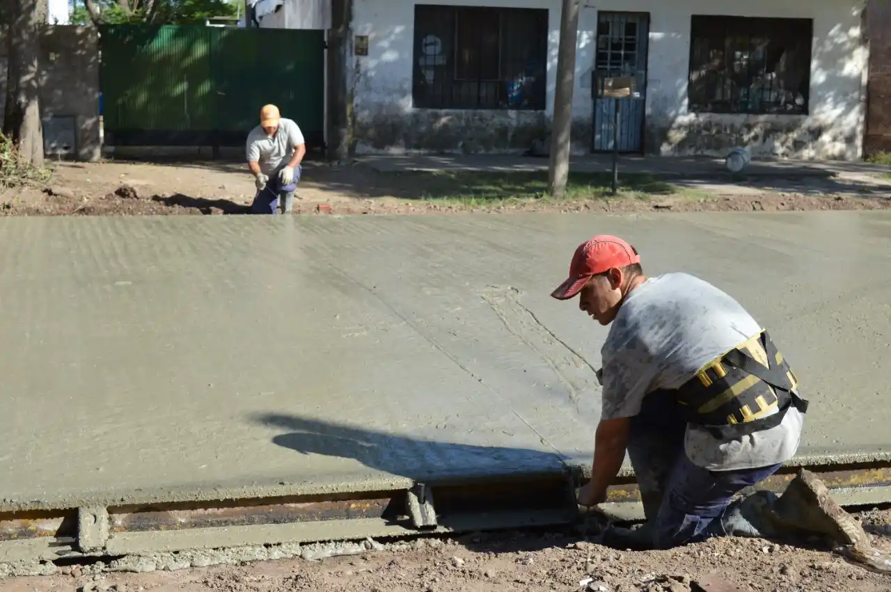 Obras de pavimento y arreglo de calles en distintos puntos de la ciudad