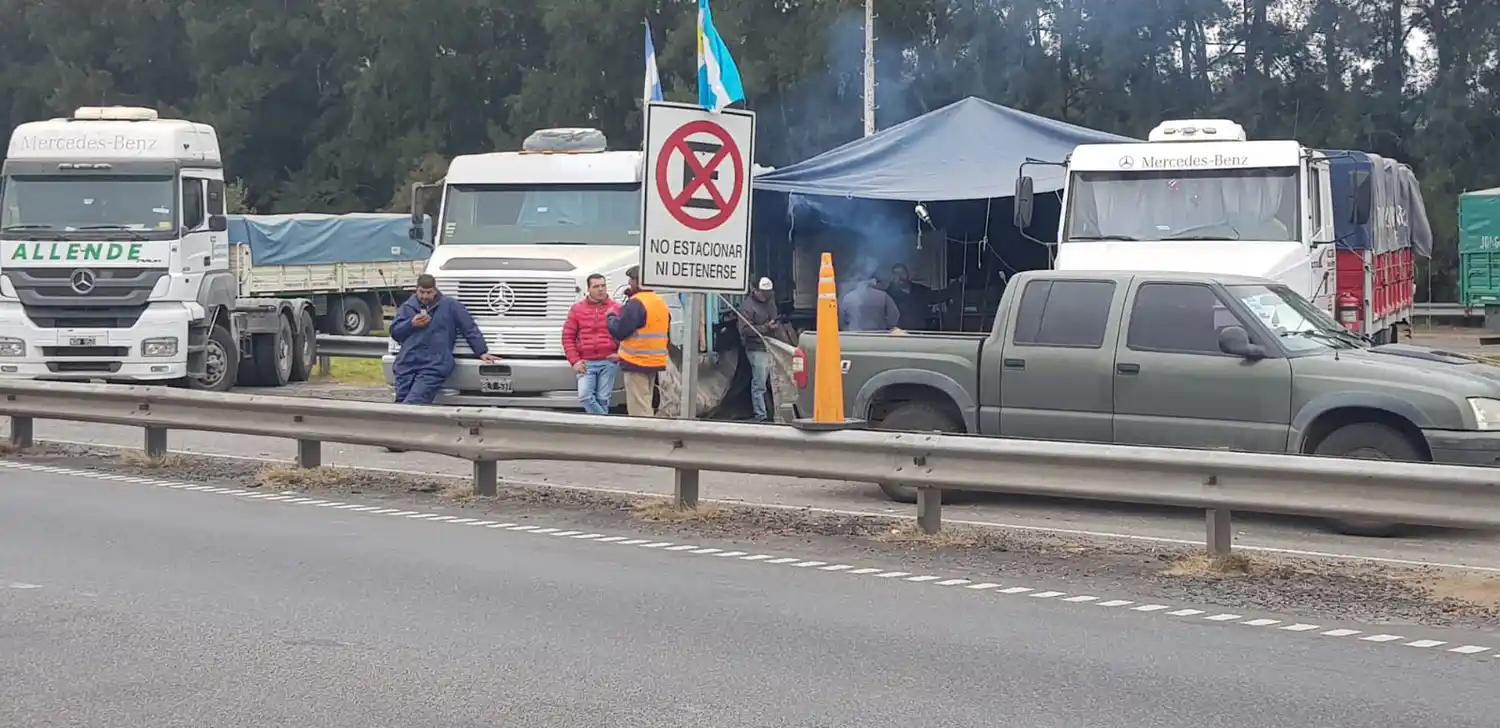 Paro de transportistas:  aguardan en ruta 9 una reunión con el Gobierno y hay movilización al Obelisco