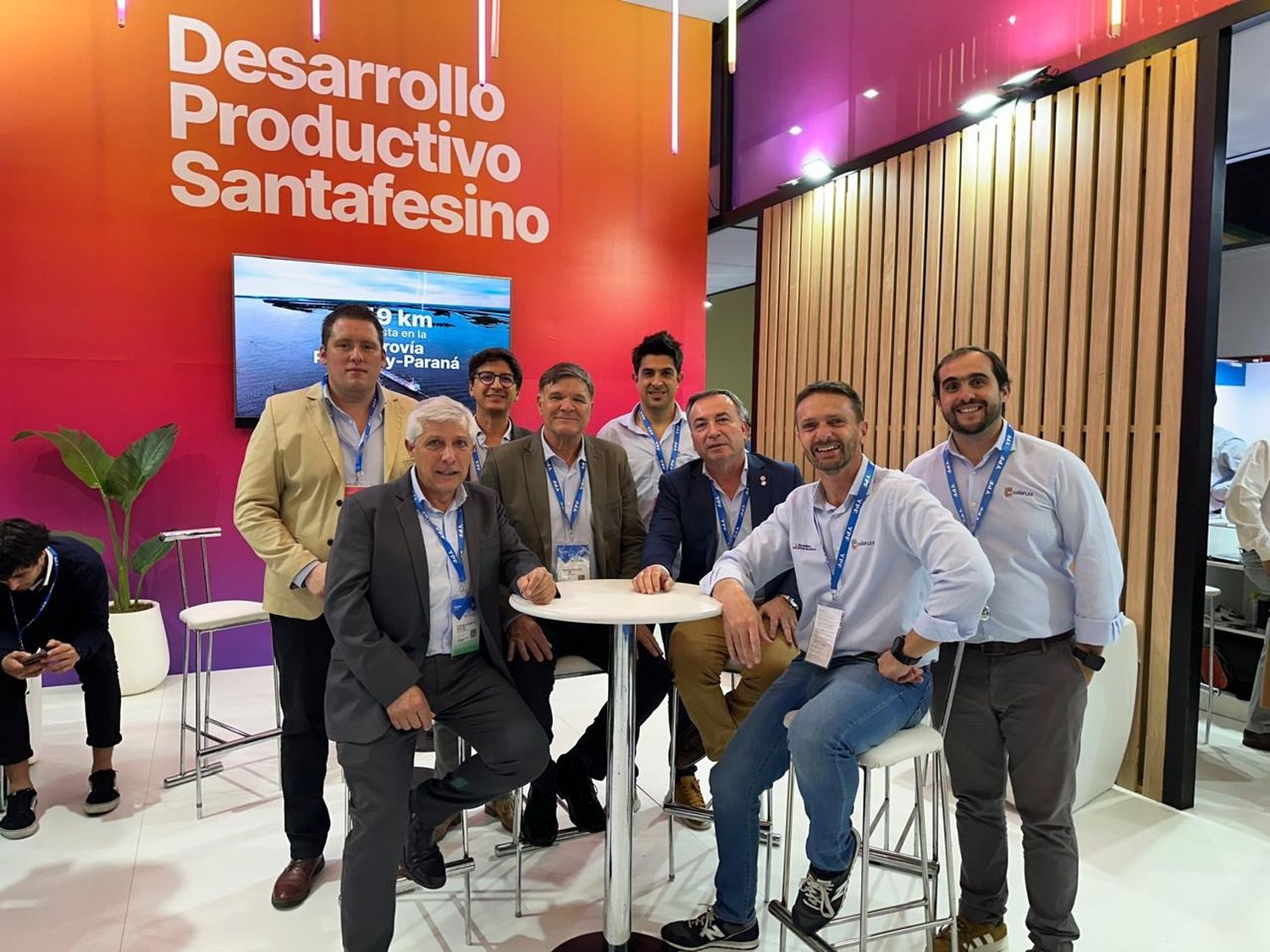 Raúl Cipollone (de saco azul), junto a otros empresarios, en ArMinera 2025, en la Ciudad de Buenos Aires. Foto: Gentileza