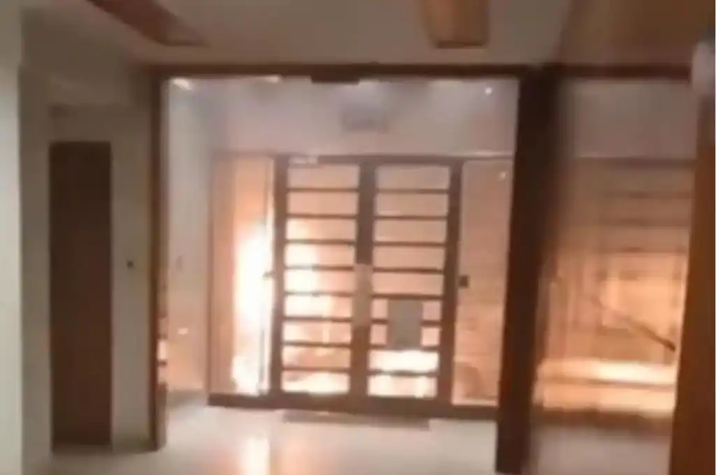 A principios de noviembre, un hombre prendió fuego un auto en Flores. (Foto: gentileza Nueva Ciudad).