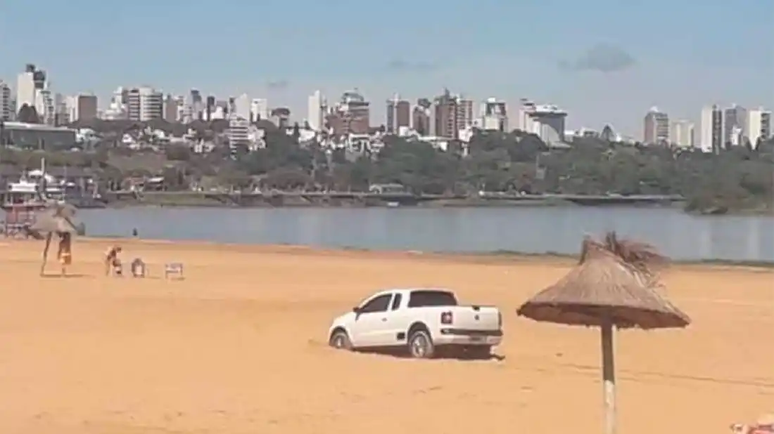 Quiso evadir un control por la playa pero se le quedó la camioneta atascada en la arena