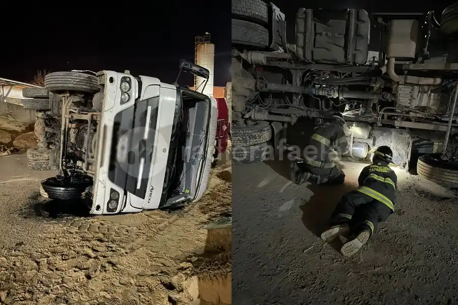 Volcó un camión en un corralón local y una persona habría quedado atrapada