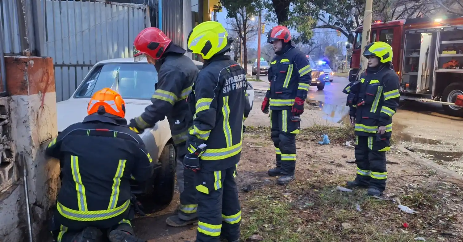 Rescataron a un hombre tras un accidente en avenida Las Malvinas