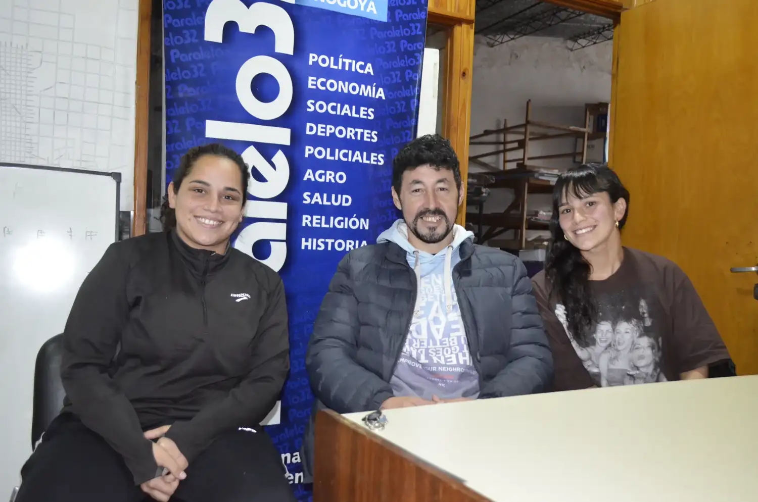 El técnico César Neuhaus junto a Brenda Gómez y Lucía Correa visitaron la redacción de Paralelo32