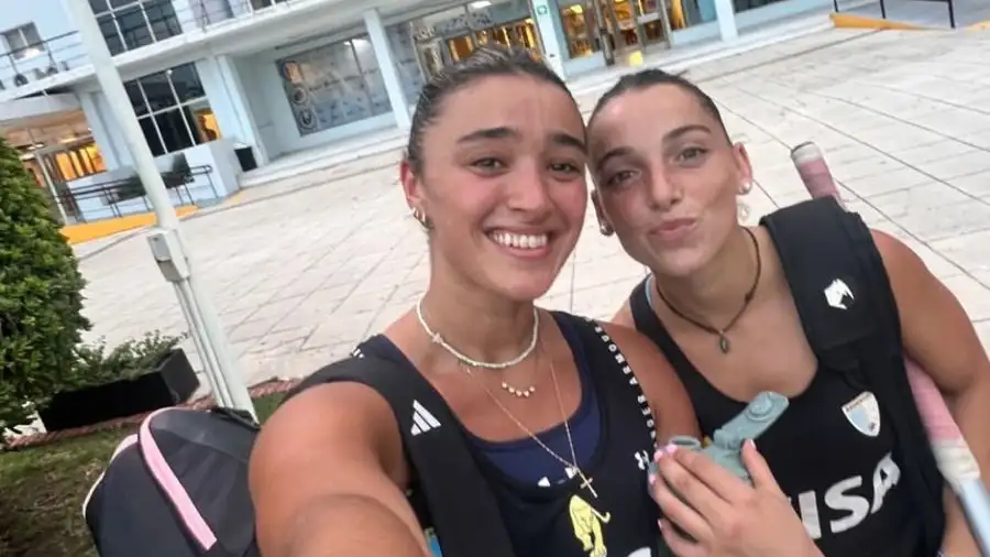 En la previa al viaje, Bruggesser posa en el Cenard junto a Victoria Miranda, su compañera en el club Ciudad.